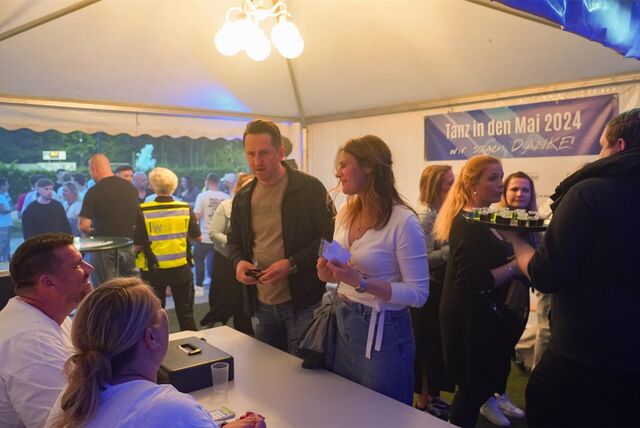 Die Zeltparty des FC Frohlinde am Dienstag (30.4.) war gut besucht.