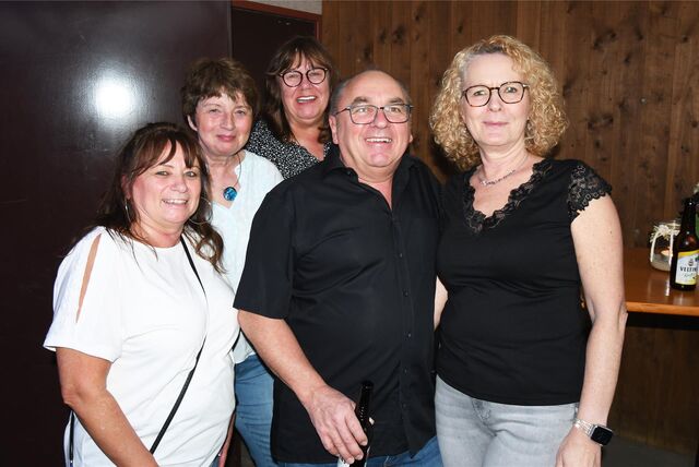 Vier Frauen und ein Mann haben sich für ein Gruppenfoto zusammengestellt und lächeln freundlich in die Kamera.