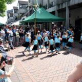 Eine Kindergruppe tanzt auf der Kranzplatte in Herten-Langenbochum.