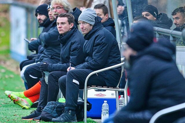 Florian Bartel (vorne, 2.v.r.) wird neuer Co-Trainer beim SV Wacker Obercastrop. Er war mit Axel Schmeing (r) beim Lüner SV und beim Holzwickeder SC.