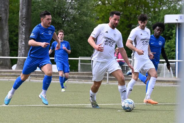 Ahsens Timo Jökel (r.) kommt vor Langenbochums Kevin Kriebel an den Ball.