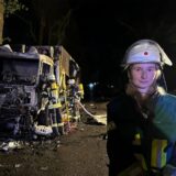 Jana Loick, Sprecherin der Feuerwehr Schermbeck, erklärt, was sich auf der B 58 zwischen Schermbeck und Dorsten zugetragen hat.