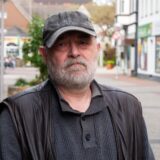 Ein Mann steht in der Fußgängerzone von Datteln. Er blickt grimmig in die Kamera.