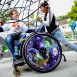 Kinder auf einem inklusiven Spielplatz