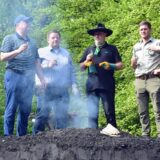 Am 1. Mai wurde traditionell der Kohlemeiler entzündet.