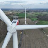 Zwei Windräder auf einem Feld in Datteln.