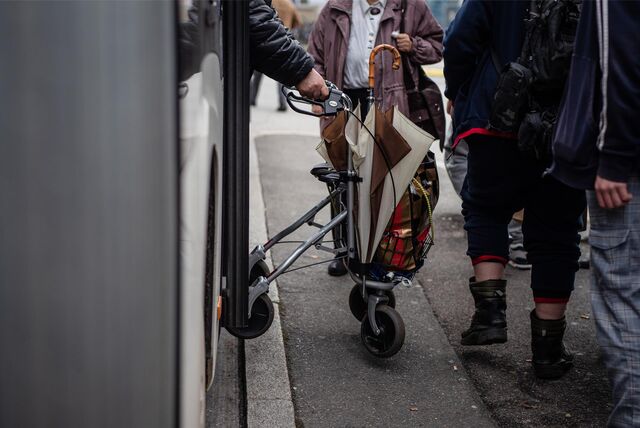 Ein Mensch versucht, mit einem Rollator aus dem Bus auszusteigen. Zum Rollator-Training der Polizei Recklinghausen gehört auch das Ein- und Aussteigen aus einem Bus der Vestischen. (Symbolbild)