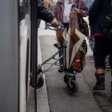 Ein Mensch versucht, mit einem Rollator aus dem Bus auszusteigen. Zum Rollator-Training der Polizei Recklinghausen gehört auch das Ein- und Aussteigen aus einem Bus der Vestischen. (Symbolbild)