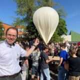 Auch Schulleiter Marc Brode fiebert dem Start des Forschungsballons auf dem Schulhof des Gymnasiums im Loekamp entgegen.