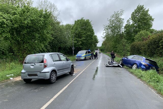 Ein Auto im Straßengraben, eines daneben, beide an der Front schwer beschädigt: Um 9.45 Uhr kam es am Freitag (3.5.2024) zu einem heftigen Autounfall auf der Dortmunder Straße zwischen Schwerin und Frohlinde.