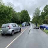 Ein Auto im Straßengraben, eines daneben, beide an der Front schwer beschädigt: Um 9.45 Uhr kam es am Freitag (3.5.2024) zu einem heftigen Autounfall auf der Dortmunder Straße zwischen Schwerin und Frohlinde.