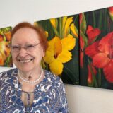 Renate Walter vor ihren Blumenbildern