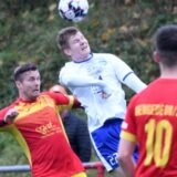 Das Hinspiel zwischen dem FC Castrop-Raauxel (weiße Hemden) und Mengede 08/20 endete mit einem 2:2.