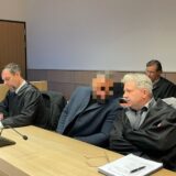 Der Werkstatt-Chef neben seinen Verteidigern Lars Brögeler (links) und Lars Volkenborn (rechts) beim Prozessauftakt im „Schwarzarbeit-Prozess“.