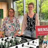 Zwei Frauen am Billardtisch