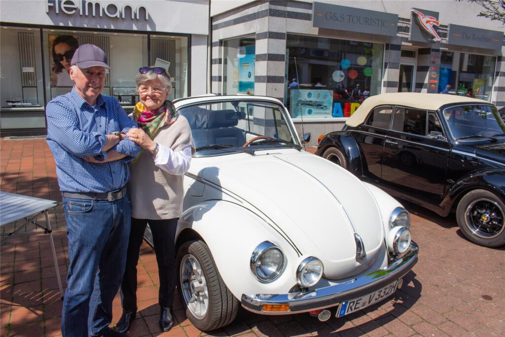 Ernst und Ellen Vollhase vor ihrem VW-Käfer. Ernst und Ellen Vollhase vor ihrem VW-Käfer.