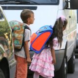 Zwei Kinder wollen eine Straße überqueren.