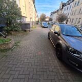 Rote Punkte finden sich in regelmäßigen Abständen auf dem Gehweg der Tellstraße in Recklinghausen.