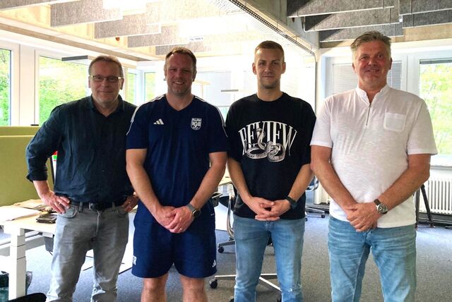 Diesmal im Sporttalk zu Gast: Oliver Ridder (2.v.l.), Trainer des VfB Hüls, und Nico Genieser (2.v.r.), der im Sommer vom SV Dorsten-Hardt zum BVH Dorsten wechselt. Die beiden stellten sich den Fragen von Thomas Braucks (l.) und Henry Schoemaker (r.).
