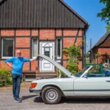 Ludger Bialas vor seinem Mercedes Cabriolet.