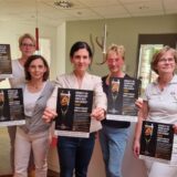Fünf Frauen halten Plakate hoch.