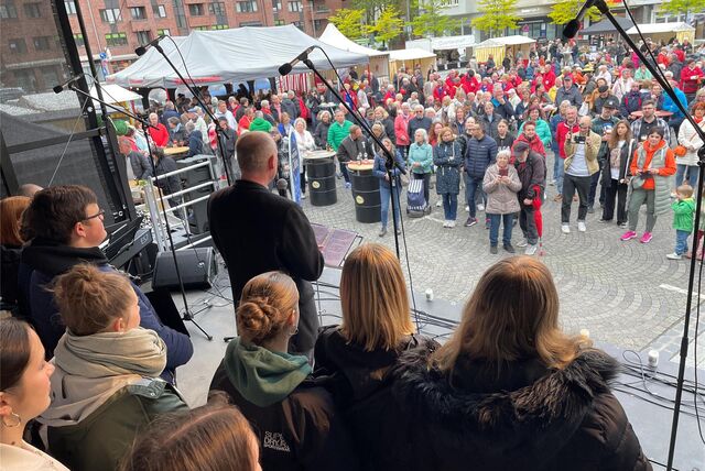 Auf dem Marktplatz in der Castroper Altstadt finden am Freitagabend (3.5.) der Naschmarkt und die 2. Nacht der Chöre statt.