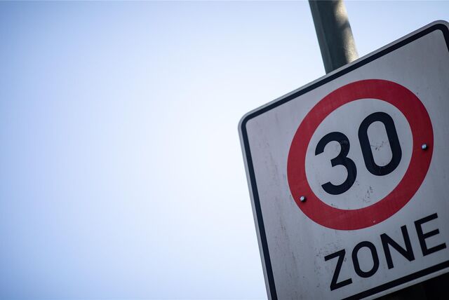 Ein Verkehrszeichen, das auf eine 30er-Zone hinweist.