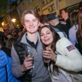 Menschen feiern beim Abendmarkt auf dem Kirchplatz in Recklinghausen.