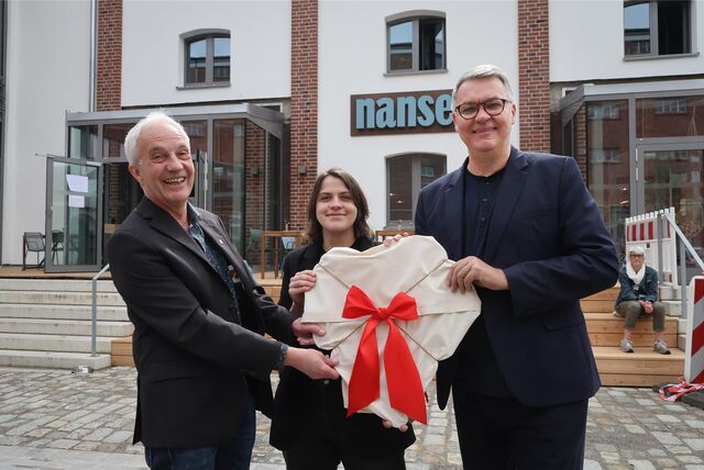 Andreas Koch von der Stiftung „Soziale Stadt“, Nordstadt-Bezirksbürgermeisterin Hannah Rosenbaum (Grüne) und Oberbürgermeister Thomas Westphal (SPD) bei der Eröffnung des „Heimathafens“.