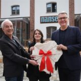 Andreas Koch von der Stiftung „Soziale Stadt“, Nordstadt-Bezirksbürgermeisterin Hannah Rosenbaum (Grüne) und Oberbürgermeister Thomas Westphal (SPD) bei der Eröffnung des „Heimathafens“.