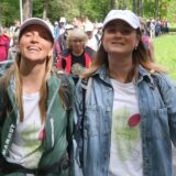 Zwei Frauen führen eine große Wandergruppe an.
