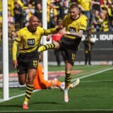 Donyell Malen jubelt gemeinsam mit Marco Reus.