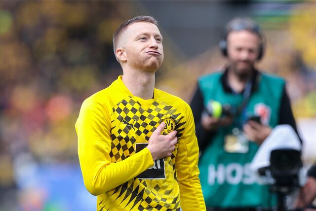 Marco Reus steht vor der Südtribüne.