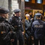 Mehrere Polizisten und NRW-Innenminister Herbert Reul stehen vor einem Lokal in Dortmund.