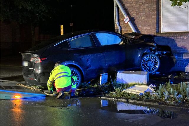 Ein Auto ist ein Gladbeck in eine Hauswand gekracht.