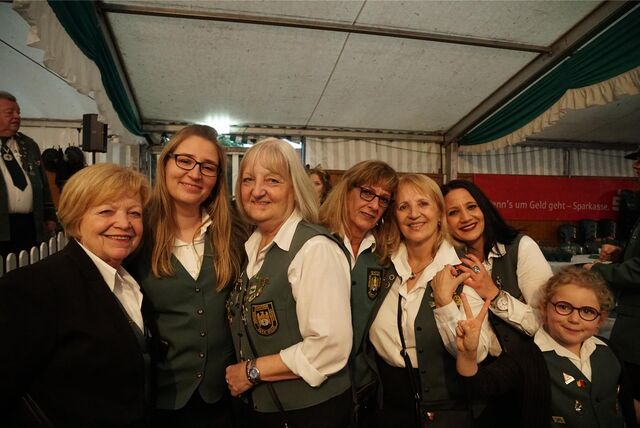 Viele Frauen lachen in die Kamera