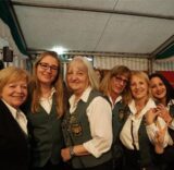 Viele Frauen lachen in die Kamera