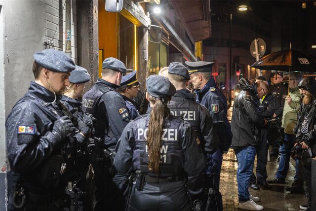 Polizisten bei einer Razzia in Dortmund. Im Vergleich zum Jahr 2022 ist die Kriminalität in der Stadt deutlich angestiegen.