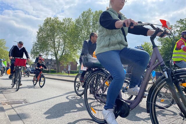 Etwa 160 bis 180 Radfahrer haben sich am Sonntagnachmittag (5.5.2024) am Europaplatz in Castrop-Rauxel zur zweiten Fahrraddemo Kidical Mass zusammengefunden.