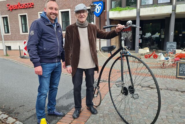 Menschen mit Hochrad