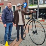 Menschen mit Hochrad