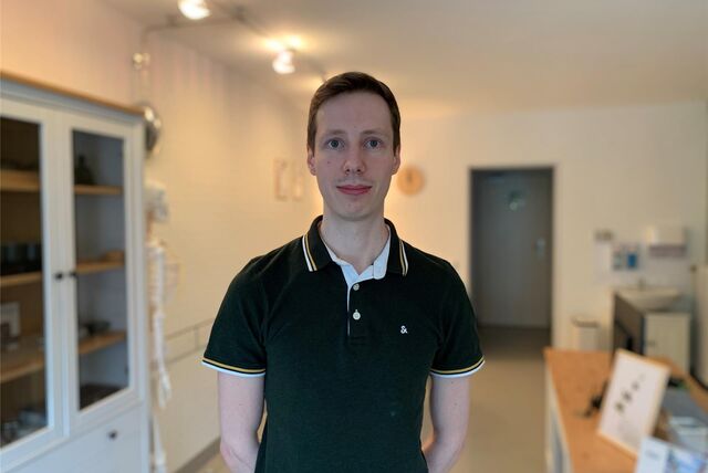 Zu sehen ist Yannick Böwer in seiner Heilpraktiker-Praxis am Biesenkamp in der Castroper Altstadt.
