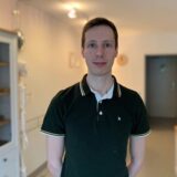 Zu sehen ist Yannick Böwer in seiner Heilpraktiker-Praxis am Biesenkamp in der Castroper Altstadt.