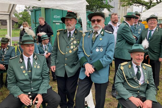 Die Lipper Schützen genießen das Königsschießen.