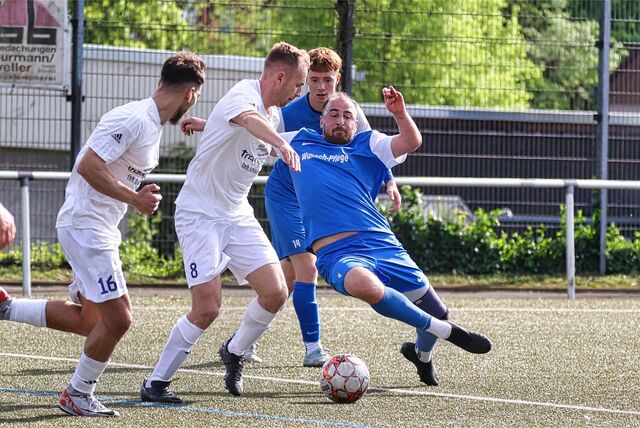BW Huckarde (weiße Trikots) steht nach dem FC Neuruhrort als zweiter Absteiger aus der Bezirksliga 10 fest.