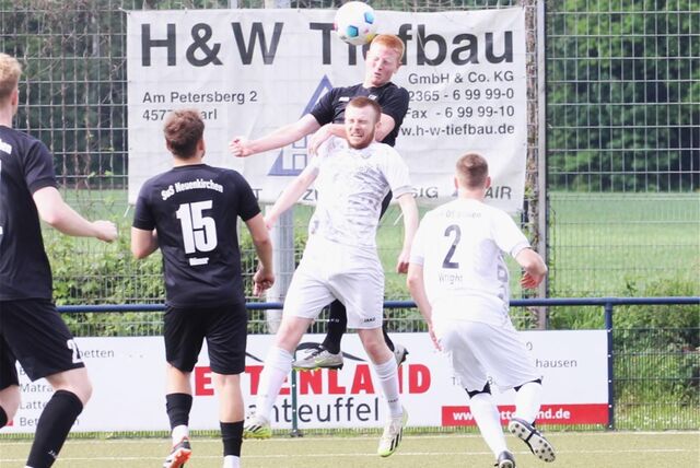 Vorteil für die Gäste: Neuenkirchens Marvin Egbers gewinnt das Kopfball-Duell gegen Sinsens Jan Tewes.