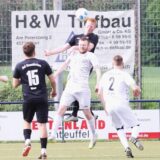 Vorteil für die Gäste: Neuenkirchens Marvin Egbers gewinnt das Kopfball-Duell gegen Sinsens Jan Tewes.