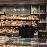 Zwei Verkäuferinnen bei Bäcker Büsch vor der Verkaufstheke
