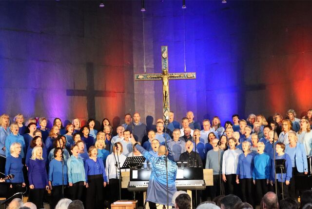 Grandiose Kulisse in der Nikolauskirche: Rund 70 Sängerinnen und Sänger erfreuten das Publikum mit rund zwei Stunden Musik. Leitung und Piano: Hans-Jürgen Gromann.