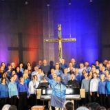Grandiose Kulisse in der Nikolauskirche: Rund 70 Sängerinnen und Sänger erfreuten das Publikum mit rund zwei Stunden Musik. Leitung und Piano: Hans-Jürgen Gromann.